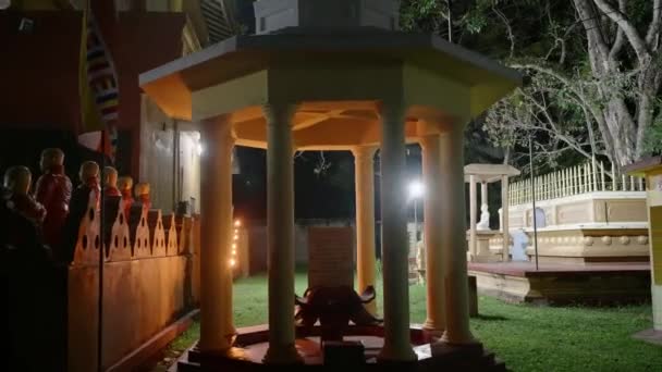 Encens Adorateurs Priez Nuit Temple Bouddhiste Méditation Soir Illuminée Sanctuaire — Video