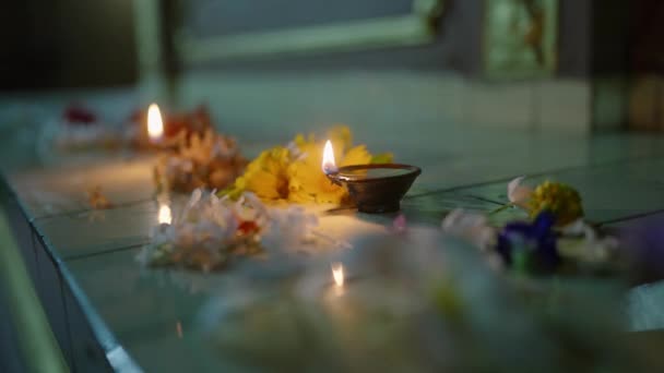 Віддані Виконують Вечірні Молитви Спокійна Атмосфера Заповнює Священний Простір Свічки — стокове відео