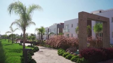 Lüks villa kompleksi manzaralar bahçeler, modern mimari, lüks yaşam yolları.