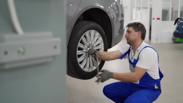 Skilled Technician Ensures Precise Lug Nut Tightening Vehicle Safety Performance — Stock Video
