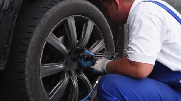 직업적인 서비스 자동차 기계는 사용하여 자동차를 러너로 타이어를 효율적으로 제거합니다 — 비디오