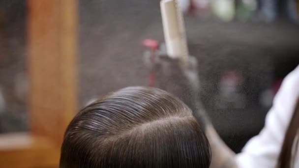 Keskin Saç Kesimi Sırasında Sis Püskürtücü Hidratlar Profesyonel Berber Saçlarını — Stok video