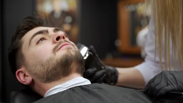 Männliche Kunden Erhalten Präzisen Pflegedienst Professionelle Friseur Styles Junge Männer — Stockvideo