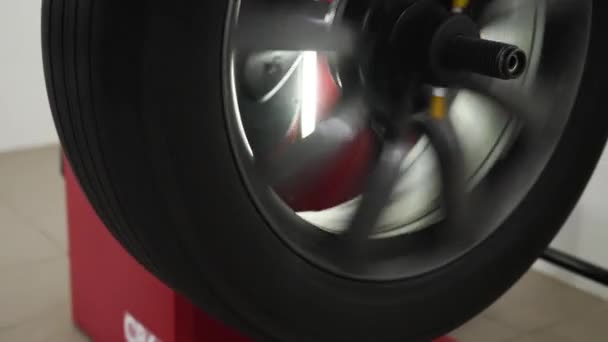 Auto Service Tech Optimerer Hjulets Ydeevne Præcis Kalibrering Jævn Kørsel – Stock-video