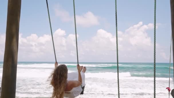 Uvolněný Moment Pobřežní Houpačce Slunečná Scéna Žena Užívá Houpání Nad — Stock video