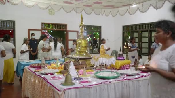 2023 Mirissa Sri Lanka 班达拉穆拉神庙佛像中的花朵装饰 神圣的氛围 奉献者在斯里兰卡卫塞节上提供蜡烛 白衣朝拜者参与 — 图库视频影像