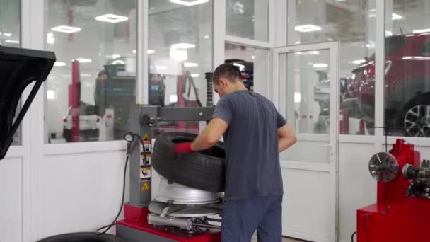 Professional Remplace Les Pneus Saisonniers Dans Garage Auto Mécanicien Monte — Video