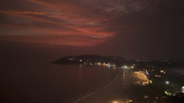 Kıyı Manzarası Üzerinde Alacakaranlık Gökyüzünün Hızlı Hareketi Akşam Vakti Işıklar — Stok video