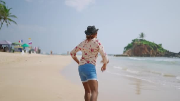 Gösterişli Erkek Jestleri Bayrak Yakınındaki Kıyı Şeridi Boyunca Koşuyor Güneşli — Stok video