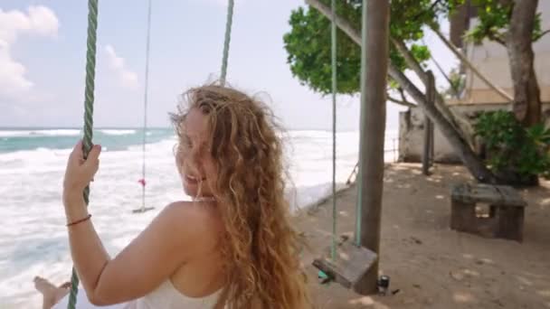 Жінка Насолоджується Свободою Розважається Гойдалках Океанським Тлом Радісна Жінка Гойдається — стокове відео