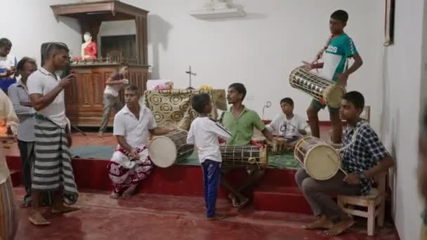 2023 Mirissa Sri Lanka Bandaramulla Tempel Muzikanten Casual Kleding Houden — Stockvideo