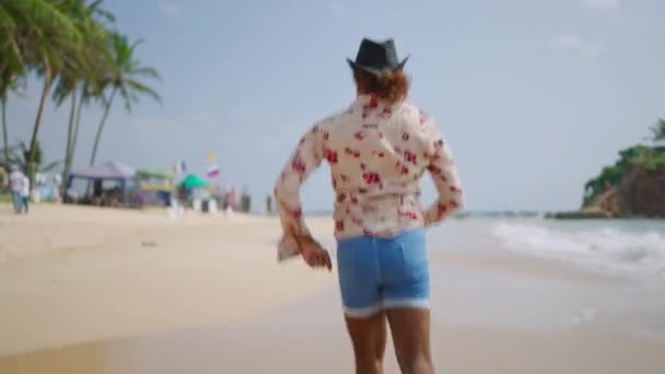 Emocionado Invita Los Espectadores Unas Vacaciones Playa Encarna Libertad Vibrante — Vídeos de Stock