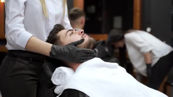 Masculino Goza Mãos Especializadas Sessão Preparação Barbeiro Cliente Relaxante Pescoço — Vídeo de Stock