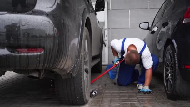 Trabajador Garaje Profesional Cambia Ruedas Realiza Mantenimiento Mecánico Automático Uniforme — Vídeos de Stock