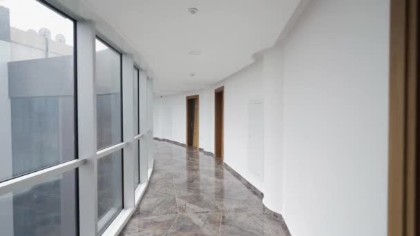 2022 北塞浦路斯法马古斯塔 新的中心点理想的城市房地产促销 安全系统演示 酒店走廊空旷 有现代装饰 大窗户 天际线景观 — 图库视频影像