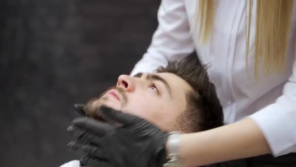 Estilista Profesional Prepara Barba Mans Rutina Higiene Salón Peluquero Aplica — Vídeos de Stock