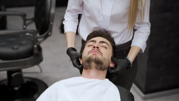 温和的皮肤护理 胡子修整 在理发店 专业人士为男人提供轻松的面部按摩 客户享受专家待遇 豪华沙龙设置 男子气概好 特写特写 — 图库视频影像