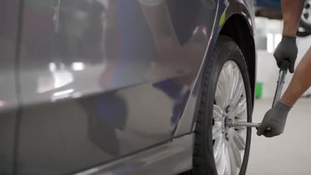 Professzionális Precíz Gumiabroncs Szerelés Biztosítja Jármű Biztonságos Optimális Teljesítményét Autószerelő — Stock videók