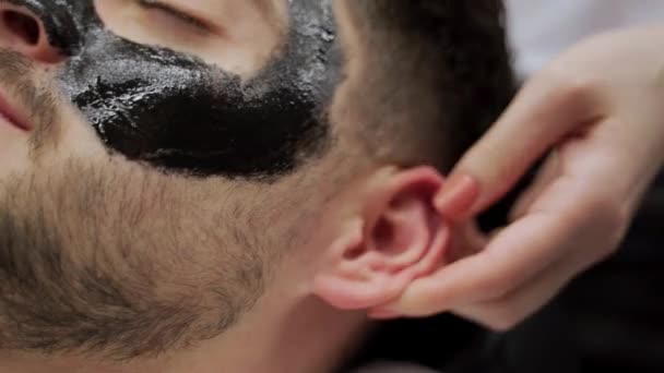 Uomo Rilassa Durante Routine Cura Della Pelle Barbiere Applica Maschera — Video Stock
