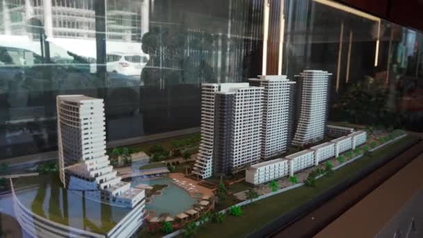 2021年11月1日 北塞浦路斯伊斯凯莱 大蓝宝石度假村建筑规模模型展示了城市的发展 高楼周围环绕着绿色的风景 D室内 — 图库视频影像