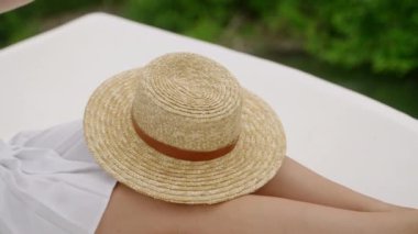 Turist dinlenirken sakin doğa etrafını sarar, sakin su yolculuğunu tecrübe eder. Nehir gezintisinden hoşlanan bir bayan zarif bir şekilde saman başlığını kaldırıyor ve yaz havasını somutlaştırıyor. Yavaşla