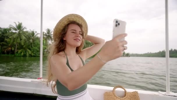 Female Hat Enjoys Travel Streams Adventure Live Woman Boat Captures — Stock Video