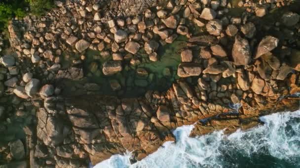 Καθαρό Νερό Στροβιλίζεται Γύρω Από Ογκόλιθους Δημιουργώντας Λευκό Αφρό Αεροφωτογραφία — Αρχείο Βίντεο