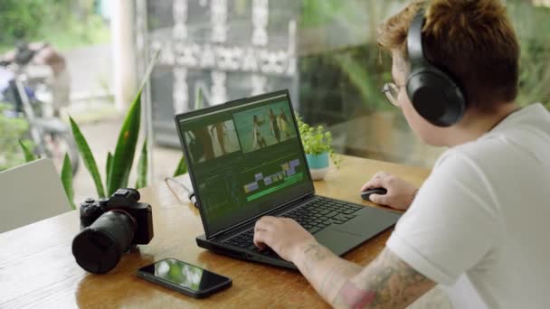 Freelancer Ortak Çalışma Alanında Dizüstü Bilgisayarda Video Düzenliyor Kulaklık Takan — Stok video