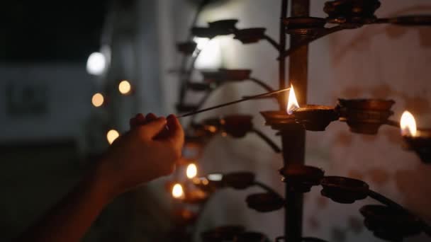 ハンドライトランプ 平和な夜のシーンは献身 敬意を反映しています ベサクの仏教寺院の油ランプの柔らかい光 神聖な炎が燃え 聖なる場所を取り囲む精神的な祝典 — ストック動画