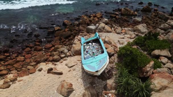 Απορριπτόμενο Σκάφος Που Μετατράπηκε Κάδο Απορριμμάτων Τονίζει Θαλάσσια Ρύπανση Προτρέπει — Αρχείο Βίντεο