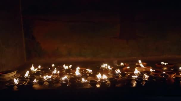 Βουδιστικό Τελετουργικό Φλόγες Τρεμοπαίζουν Στην Προσευχή Τον Προβληματισμό Την Ειρήνη — Αρχείο Βίντεο