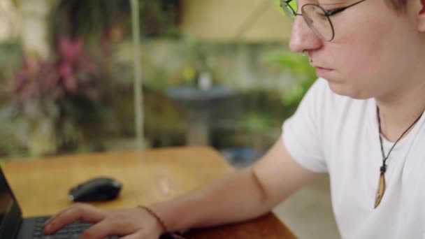 Close Mâinilor Tastând Perforând Strălucirea Angajatul Transsexual Concentrat Munca Laptopului — Videoclip de stoc