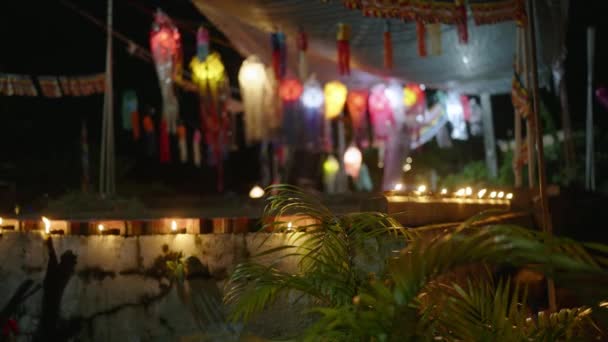 Espiritualidade Cultura Misturar Decoração Vibrante Lanternas Coloridas Oscilam Noite Templo — Vídeo de Stock