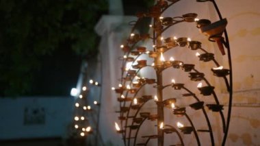 Huzurlu alevler geceyi aydınlatıyor, bilgelik, bağlılık. Budist tapınağında Vezir için demir üzerinde gaz lambaları yanıp sönüyor. Geleneksel kutlama, meditasyon atmosferi, dini ritüel, şenlik dekorasyonu.