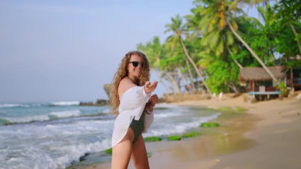 Palmiye Ağaçları Değmemiş Denizlerin Arasında Bikiniyle Cazibesini Yayar Sarar Ateşli — Stok video