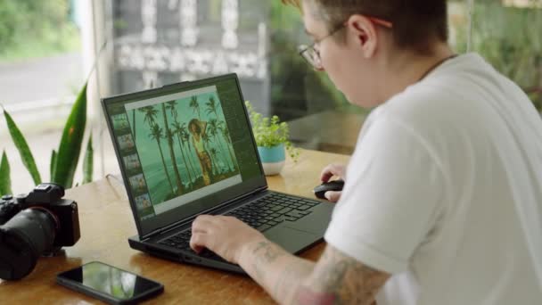 Tattooed Digital Nomad Retouches Images Embodies Diversity Inclusivity Creative Industry — Stock Video