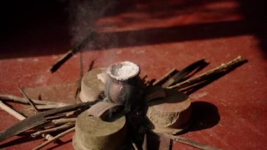 Ayin Buda 'yı bol bol kutlar. Sri Lankalı ev hanımı Vesak, refah döneminde açık ateş üzerinde geleneksel süt kaynatıyor. Kültür mirası ve ruhanilik şenlikli bir törenle harmanlandı..