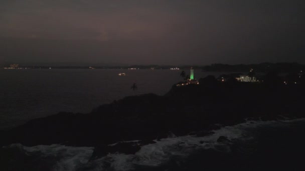 Волны Разбиваются Скалы Чистым Видом Морской Навигации Вечером Закат Проходит — стоковое видео