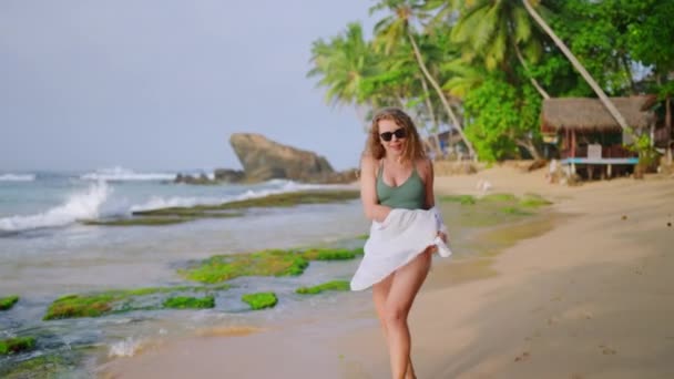 Wellen Ufer Üppige Palmen Umrahmen Die Szenerie Selbstbewusste Frau Bikini — Stockvideo