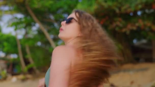 Její Tekoucí Kadeře Lesknou Slunečním Světle Ztělesňují Vitalitu Vlasů Jak — Stock video