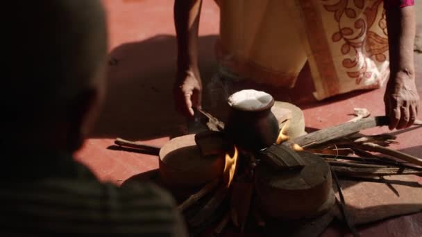 Traditionelle Rituale Die Freien Vor Verrauchter Kulisse Durchgeführt Werden Bedeuten — Stockvideo