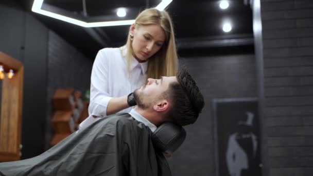 Опытный Парикмахер Подстригает Волосы Использует Инструменты Точной Стрижки Стильный Мужчина — стоковое видео