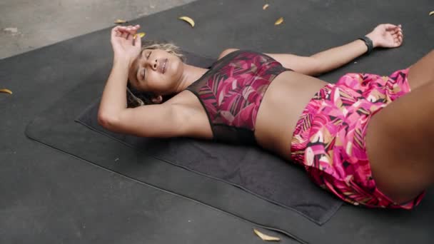Bietanka Stroju Fitness Leżąca Zdrowiejąca Zmęczona Kobieta Spoczywa Macie Intensywnym — Wideo stockowe
