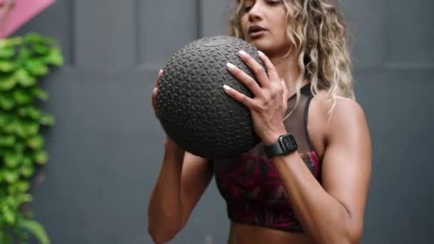 Athletisch Weiblich Konzentriert Sich Auf Stärke Gewichtsverlust Routine Fit Biethnic — Stockvideo