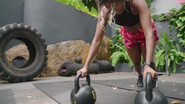 Die Athletische Frau Sportkleidung Stärkt Die Muskeln Greift Den Kern — Stockvideo