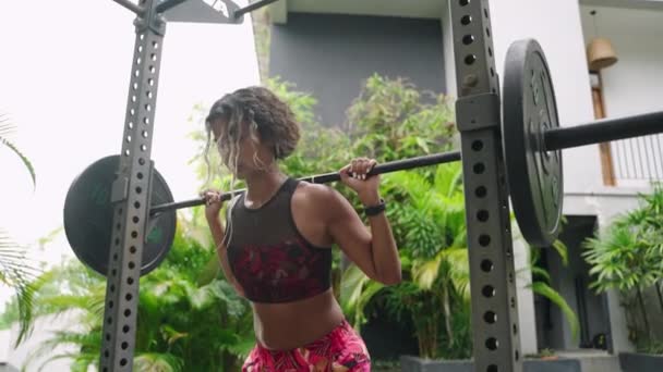 Die Athletische Frau Der Sportbekleidung Übt Stärkt Die Muskeln Fit — Stockvideo