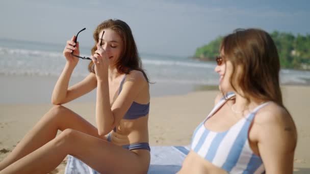 Mayolu Neşeli Kızlar Tropikal Kumsalda Güneşleniyorlar Güneş Gözlüklü Genç Güzel — Stok video