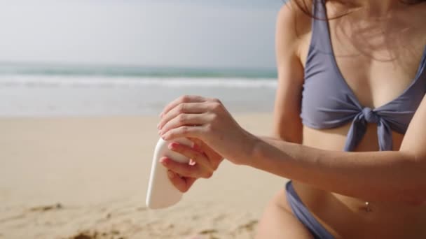 Joven Mujer Delgada Bikini Exprimiendo Protector Solar Botella Plástico Mano — Vídeos de Stock