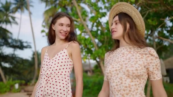 パラダイス島の熱帯 素晴らしい海サーフィンに行く幸せな女の子たち 若い美しい女性が歩き 海岸で話す 笑顔の女性の友人は夏休みの海辺で休む — ストック動画