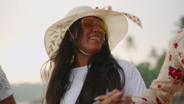 戴着太阳帽的微笑的女人体现了自由 包容了夏天的出游 凸显了Lgbtq旅游目的地 多姿多彩的人群喜欢海滩散步 身体积极 Lgbtq朋友们笑着 在海上亲热 — 图库视频影像